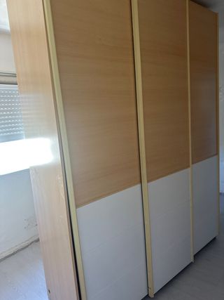 Armario de madera y plástico