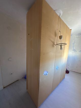Armario de madera y plástico