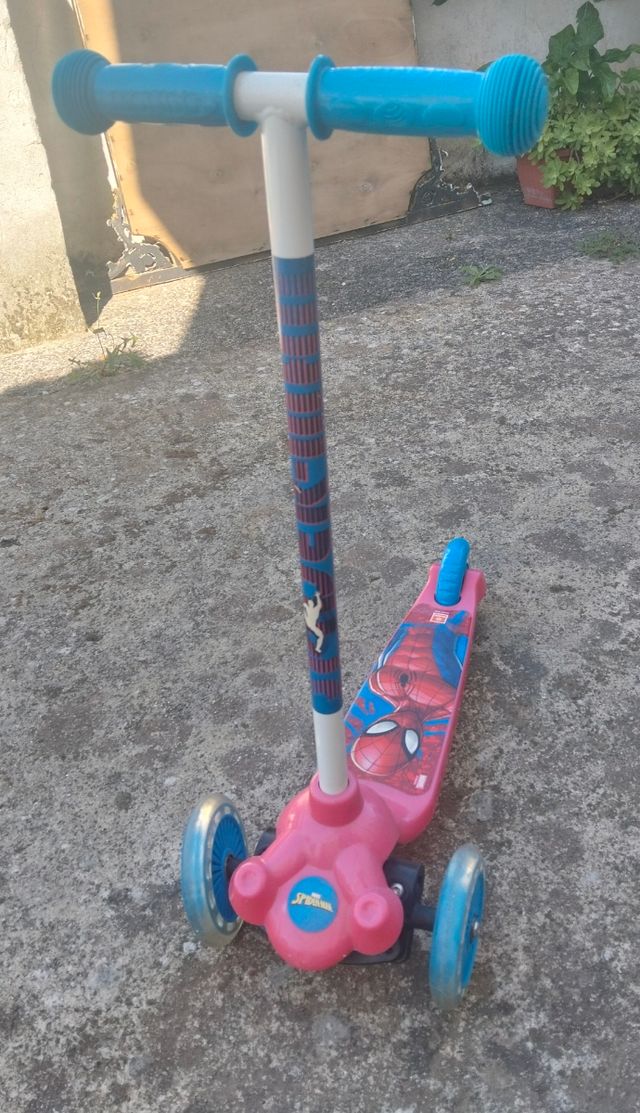 Monopattino Spiderman 3 ruote rosso