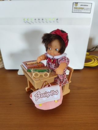 Barriguitas colegial con pupitre y accesorios
