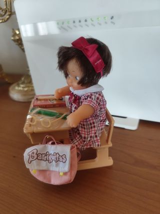 Barriguitas colegial con pupitre y accesorios