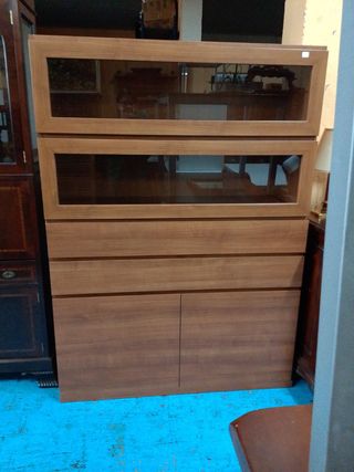 Vitrina de madera con puertas de cristal y cajones