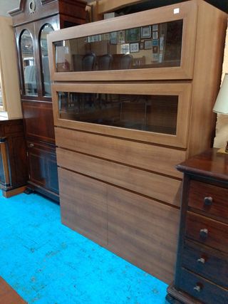 Vitrina de madera con puertas de cristal y cajones