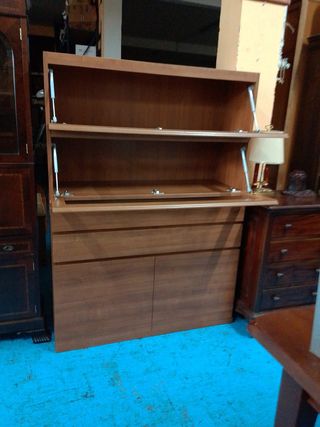 Vitrina de madera con puertas de cristal y cajones