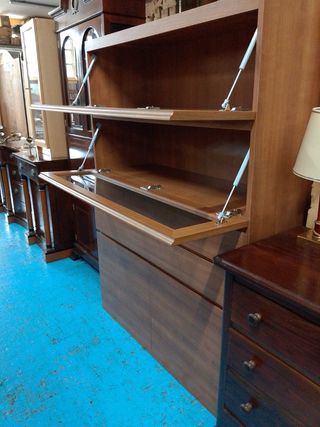 Vitrina de madera con puertas de cristal y cajones