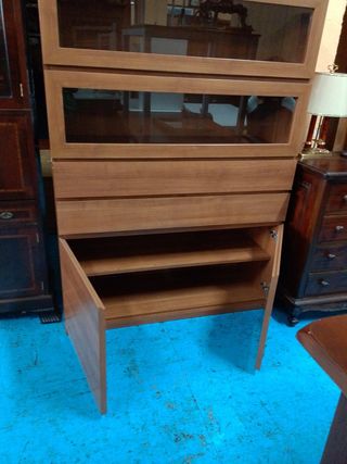 Vitrina de madera con puertas de cristal y cajones