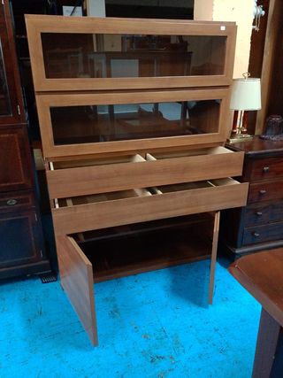Vitrina de madera con puertas de cristal y cajones