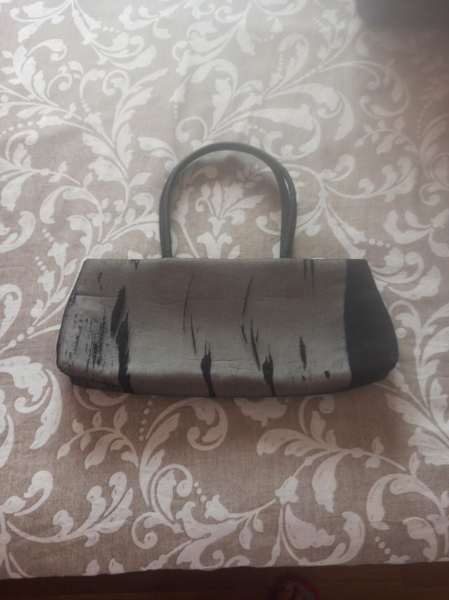 Bolso de mano elegante gris y negro