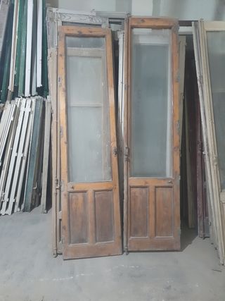 Puertas antiguas de madera con cristal