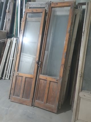Puertas antiguas de madera con cristal