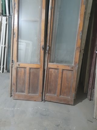 Puertas antiguas de madera con cristal