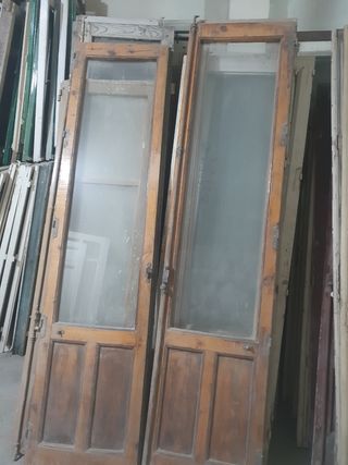 Puertas antiguas de madera con cristal