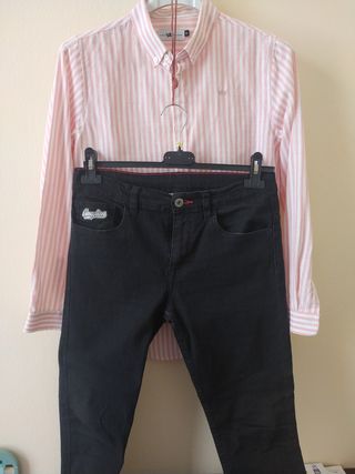 Camisa rosa y blanca y pantalón negro