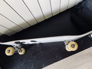 Skate blanco con ruedas amarillas