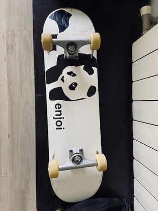 Skate blanco con ruedas amarillas