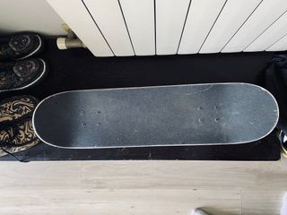Skate blanco con ruedas amarillas