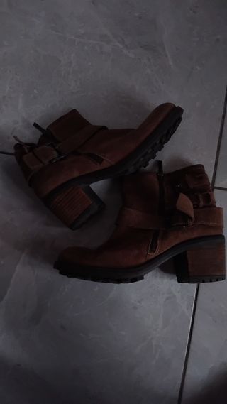 Botines marrones con hebillas y cremallera lateral