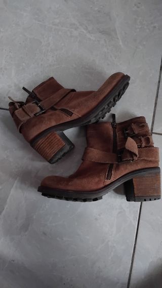 Botines marrones con hebillas y cremallera lateral