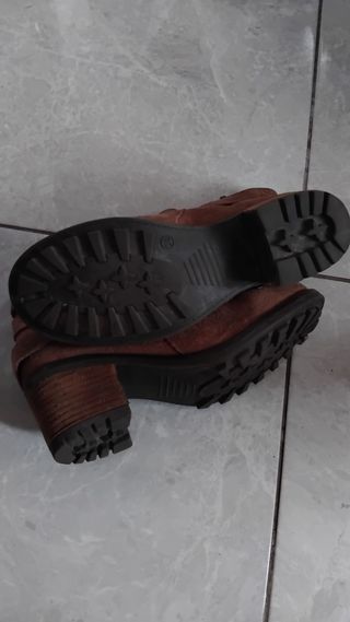 Botines marrones con hebillas y cremallera lateral