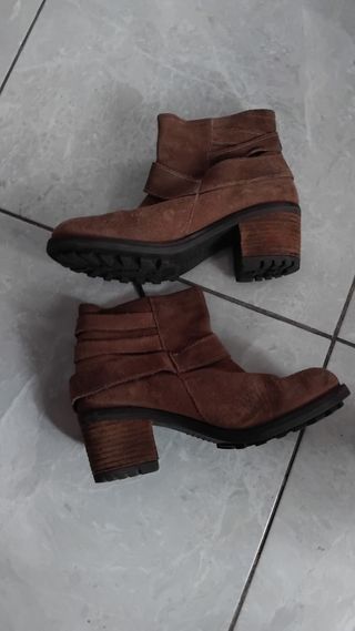 Botines marrones con hebillas y cremallera lateral