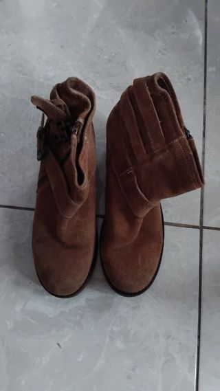 Botines marrones con hebillas y cremallera lateral