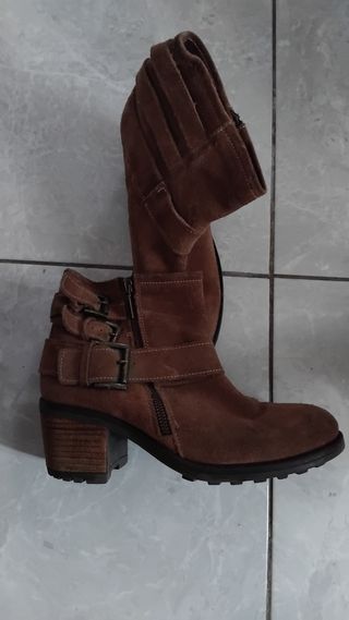 Botines marrones con hebillas y cremallera lateral