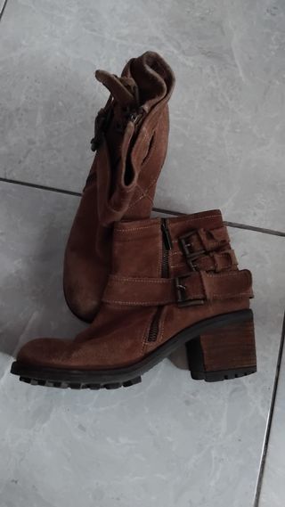 Botines marrones con hebillas y cremallera lateral