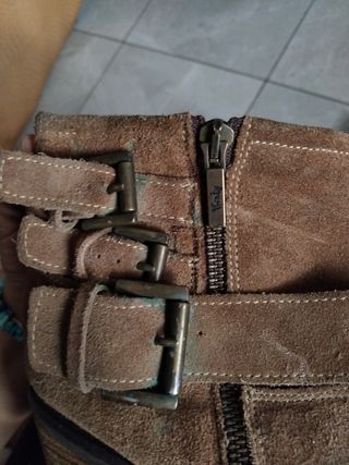 Botines marrones con hebillas y cremallera lateral