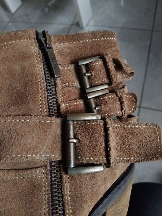 Botines marrones con hebillas y cremallera lateral