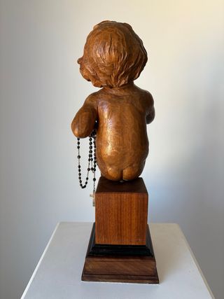 Escultura Niño Jesús de madera con rosario