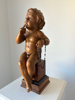 Escultura Niño Jesús de madera con rosario
