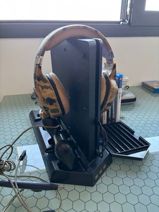 Pack PS4 + 7 juegos +cascos +base de refrigeración