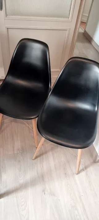 Mesa blanca Ikea y 4 sillas nórdicas negras c