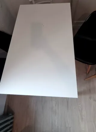 Mesa blanca Ikea y 4 sillas nórdicas negras c