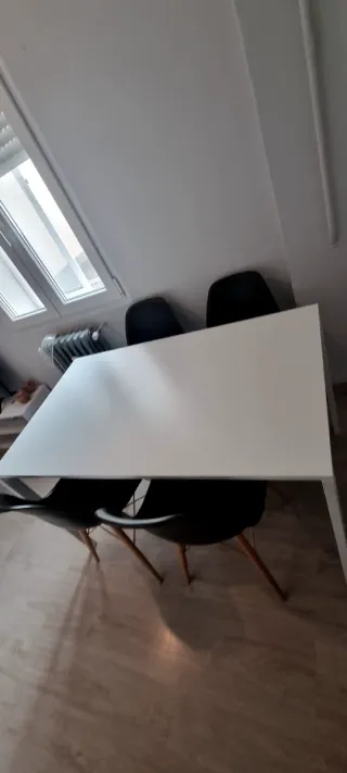 Mesa blanca Ikea y 4 sillas nórdicas negras c