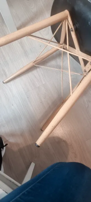 Mesa blanca Ikea y 4 sillas nórdicas negras c