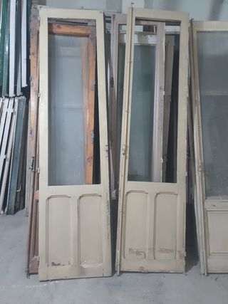 Puertas antiguas de madera con cristal