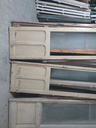 Puertas antiguas de madera con cristal
