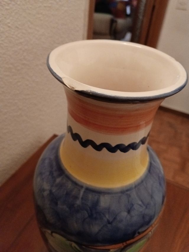 Florero de cerámica pintado a mano