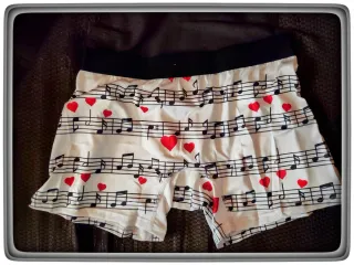 Calzoncillos con notas musicales y corazones