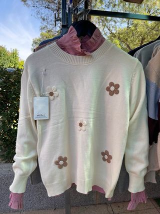 Camisa rosa con cuello alto y volantes