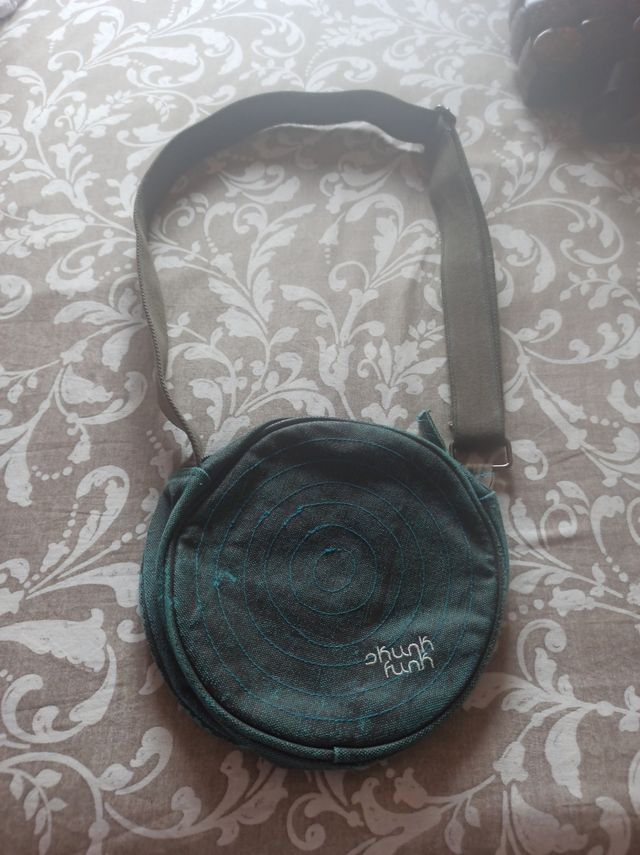 Bolso redondo verde y azul