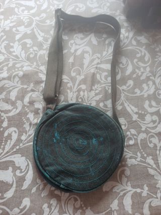 Bolso redondo verde y azul