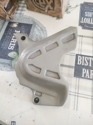 Tapa cubre piñón Aprilia