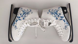 Patines de hielo blancos con diseño floral azul