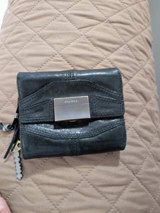 Regalo: Cartera Diesel de piel negra