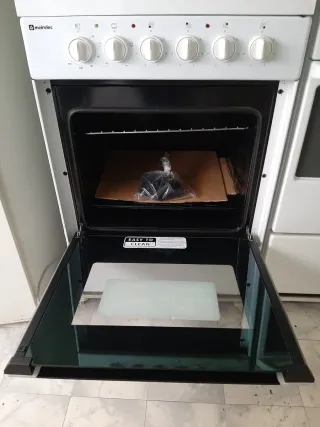 Cocina eléctrica blanca con horno