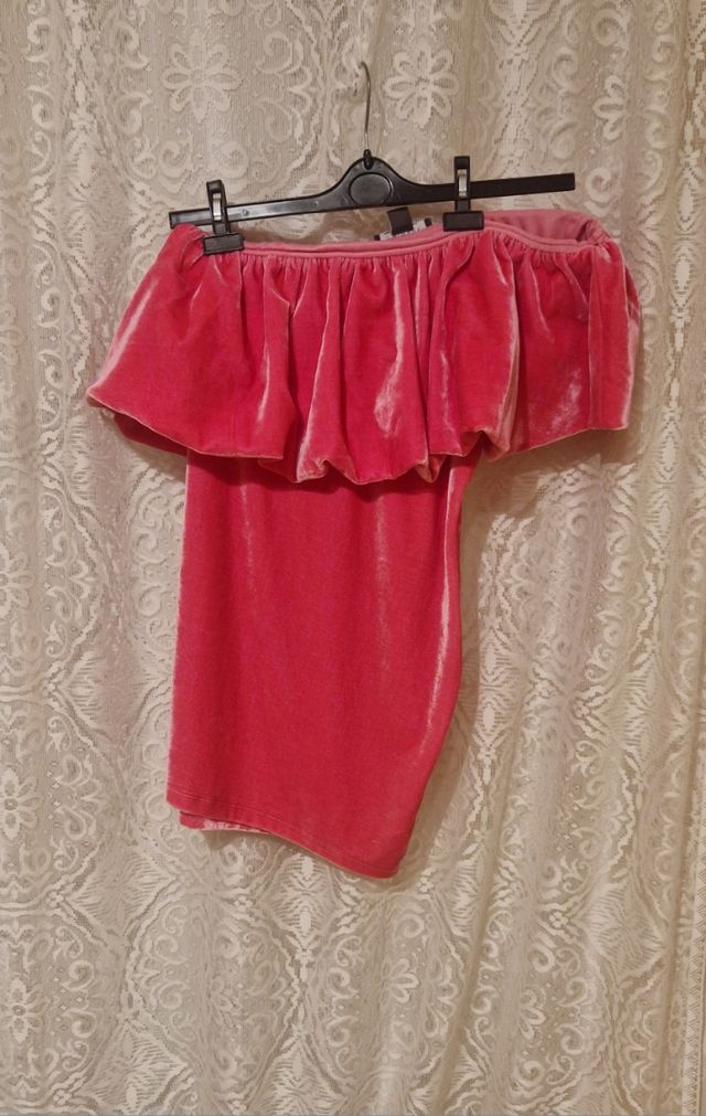 Vestito corto rosa monospalla.