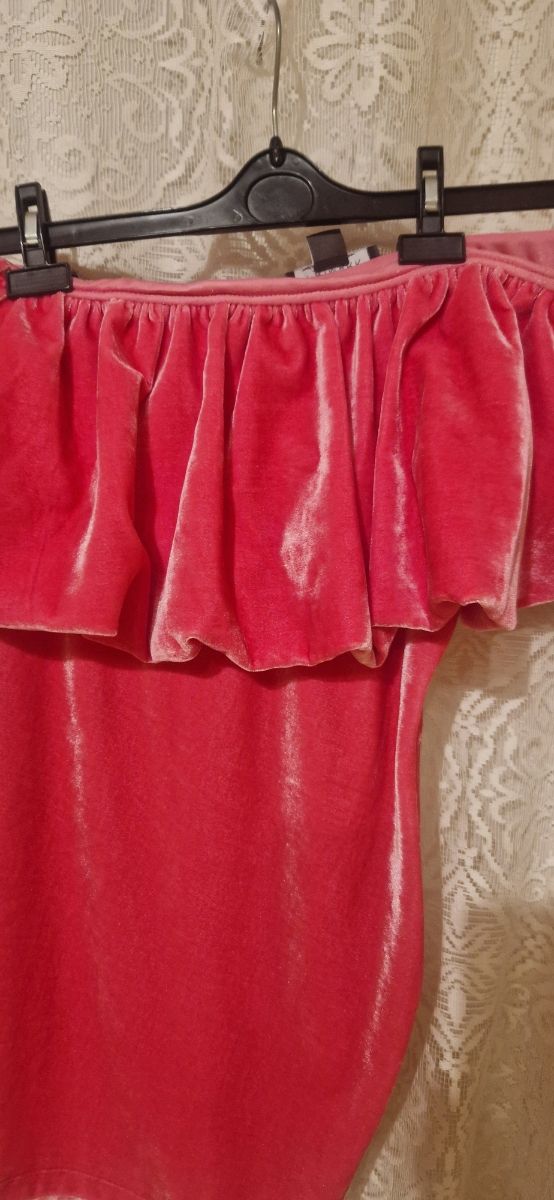 Vestito corto rosa monospalla.