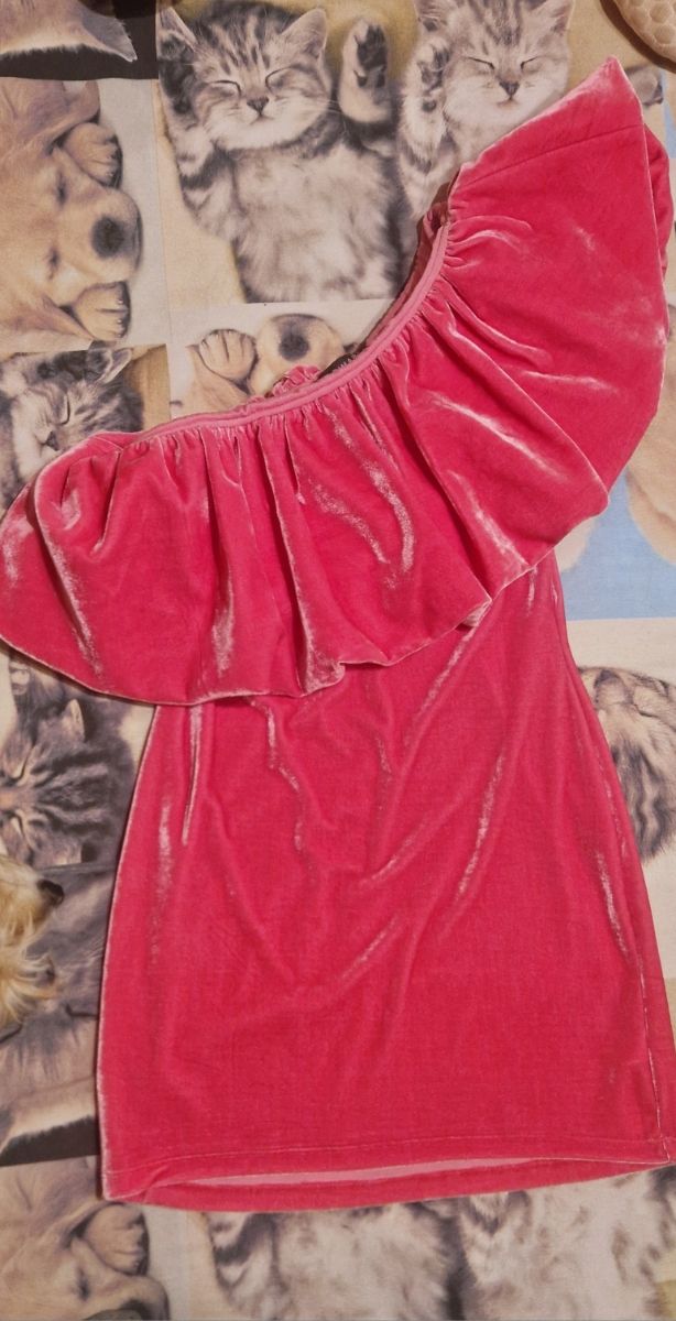 Vestito corto rosa monospalla.